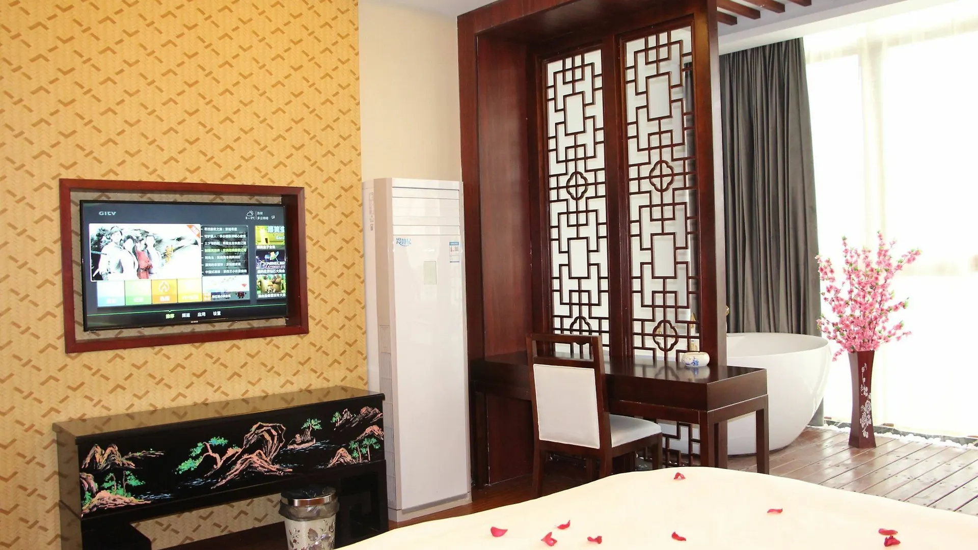 *** Hotel Suzhou Romantic Cabin Panmen China